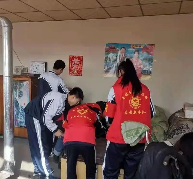 丰镇市团委开展学雷锋志愿服务活动