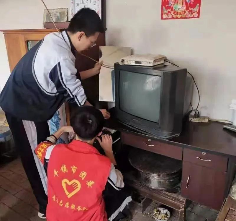 丰镇市团委开展学雷锋志愿服务活动