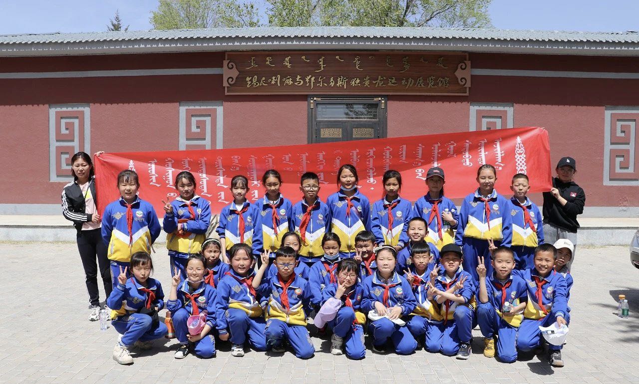 乌审旗蒙古族实验小学开展“追寻红色足迹当新时代好少年”主题研学实践活动.jpg