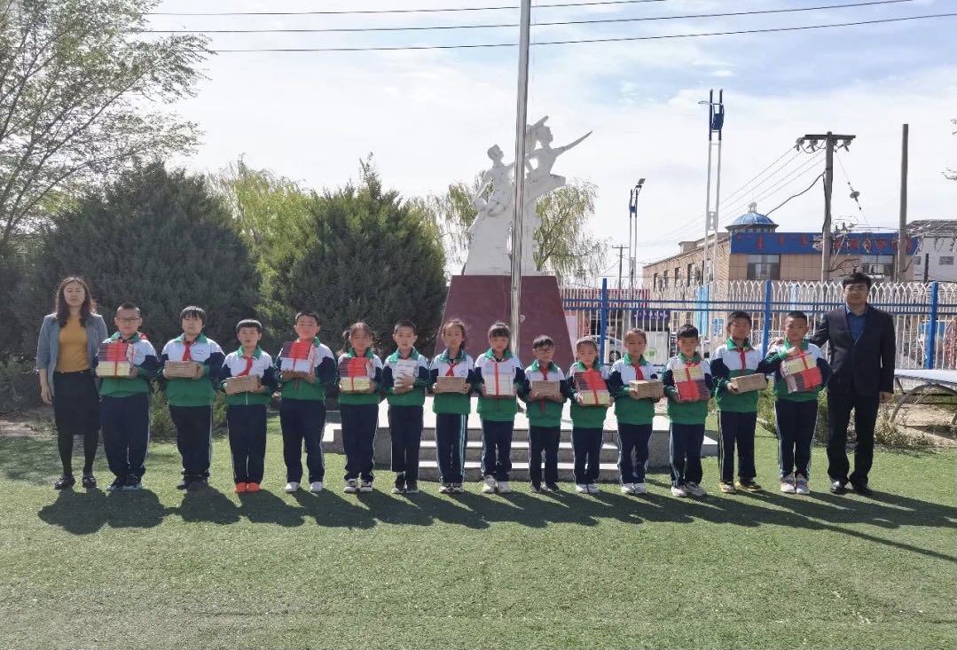 乌审旗第四小学向全校各班级和教师代表发放红色书籍.jpg