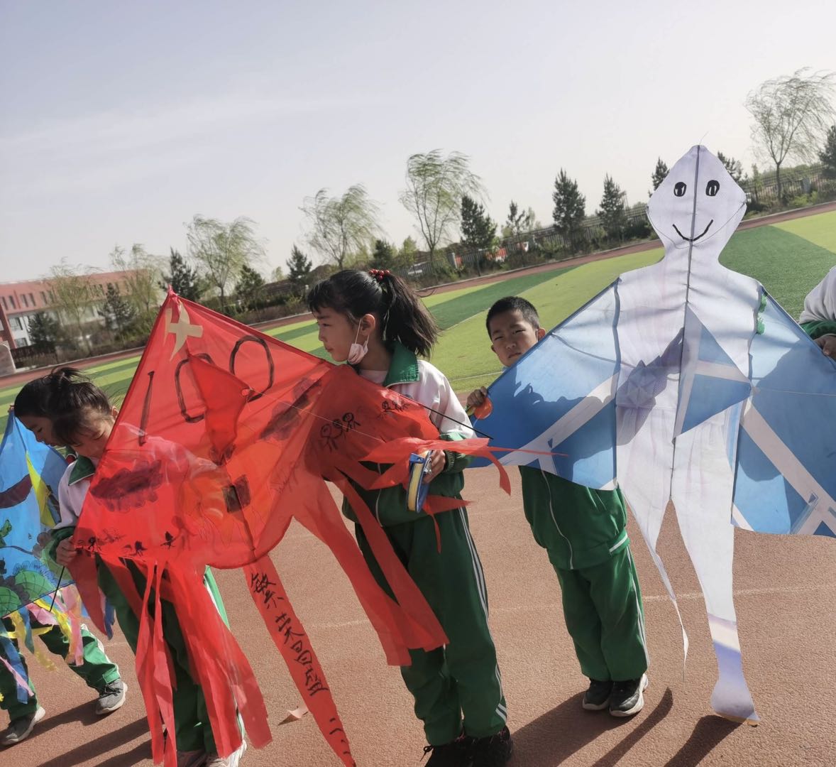 乌审旗无定河小学组织开展“童心向党,放飞希望”风筝大赛.jpg