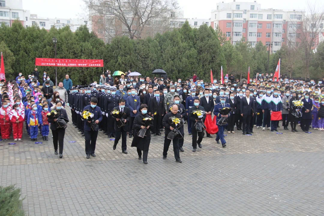 乌审旗开展“缅怀先烈、文明祭扫、绿色清明”主题祭扫活动.jpg