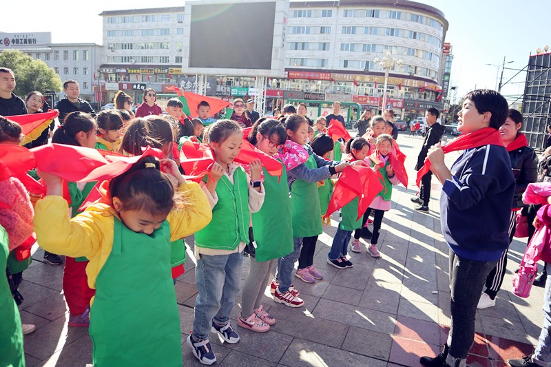 指导少先队员们规范佩戴红领巾