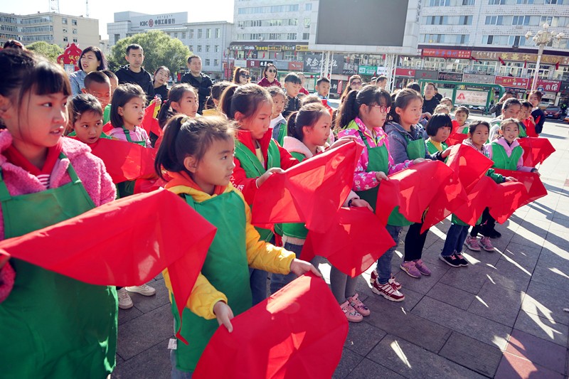 指导少先队员们规范佩戴红领巾