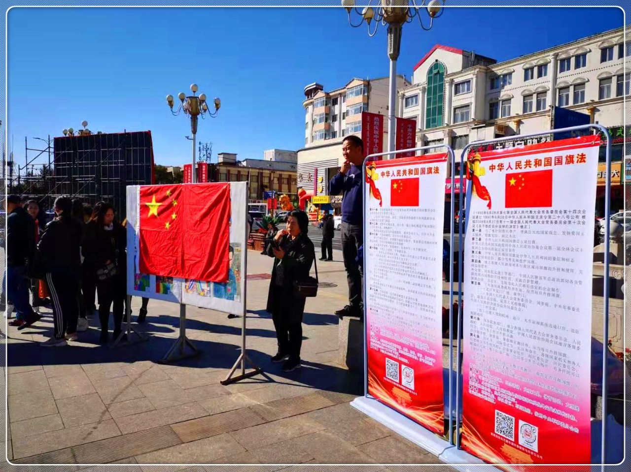 少先队员们在老师的指导下一边绘画国旗一边学习国旗法和国旗知识