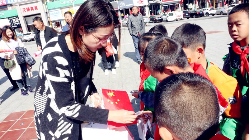 发放少先队队徽等纪念品