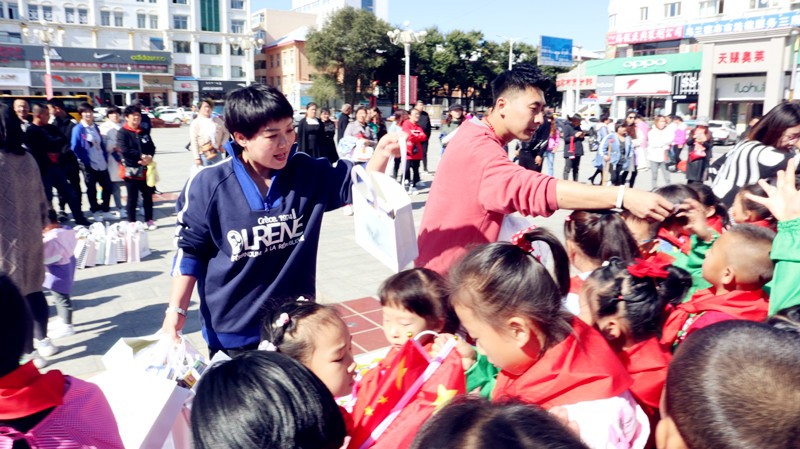 发放少先队队徽等纪念品